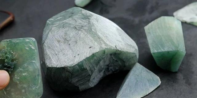 帕敢疙瘩皮翡翠原石,格英角翡翠原石特点-第10张图片-翡翠网 帕敢疙瘩皮翡翠原石,格英角翡翠原石特点-第10张图片-翡翠网