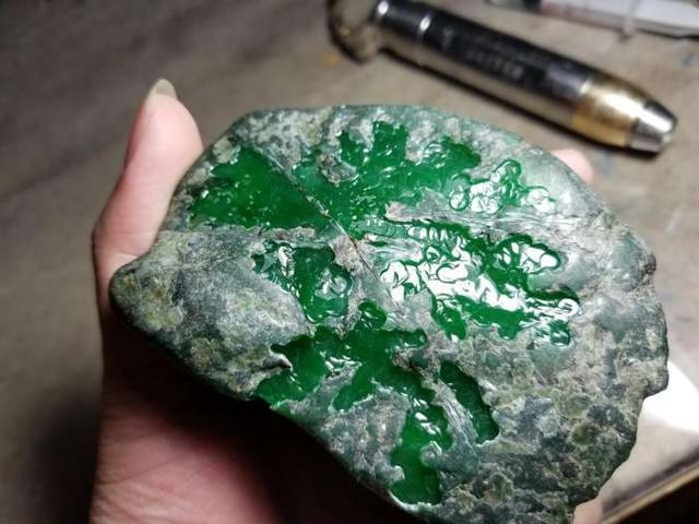 翡翠赌石知识书籍,原石翡翠毛料-第2张图片-翡翠网 翡翠赌石知识书籍,原石翡翠毛料-第2张图片-翡翠网