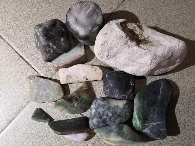 腾冲老料为什么便宜晚上搬翡翠原石-第4张图片-翡翠网 腾冲老料为什么便宜晚上搬翡翠原石-第4张图片-翡翠网