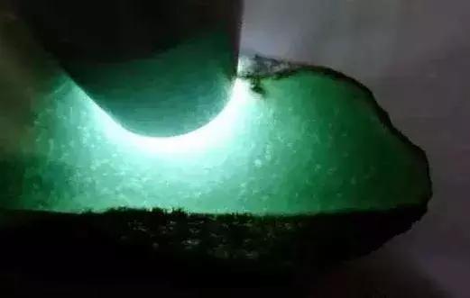 4千万赌石开出300亿,江苏邳州能切割翡翠原石吗-第1张图片-翡翠网 4千万赌石开出300亿,江苏邳州能切割翡翠原石吗-第1张图片-翡翠网