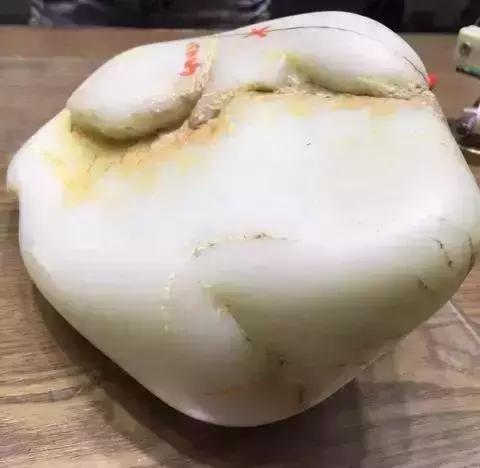 冰黄翡翠手镯原石切法,糯冰种翡翠手镯值钱吗-第2张图片-翡翠网 冰黄翡翠手镯原石切法,糯冰种翡翠手镯值钱吗-第2张图片-翡翠网