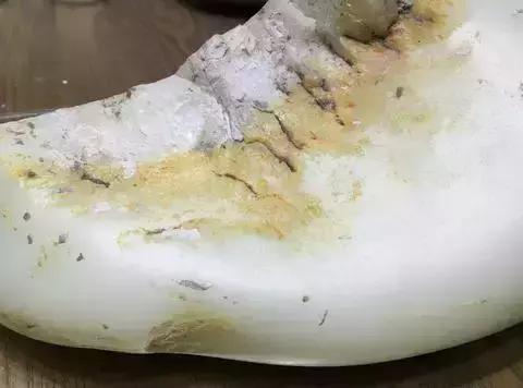 冰黄翡翠手镯原石切法,糯冰种翡翠手镯值钱吗-第8张图片-翡翠网 冰黄翡翠手镯原石切法,糯冰种翡翠手镯值钱吗-第8张图片-翡翠网