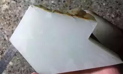 冰黄翡翠手镯原石切法,糯冰种翡翠手镯值钱吗-第11张图片-翡翠网 冰黄翡翠手镯原石切法,糯冰种翡翠手镯值钱吗-第11张图片-翡翠网