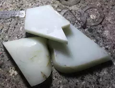 冰黄翡翠手镯原石切法,糯冰种翡翠手镯值钱吗-第12张图片-翡翠网 冰黄翡翠手镯原石切法,糯冰种翡翠手镯值钱吗-第12张图片-翡翠网