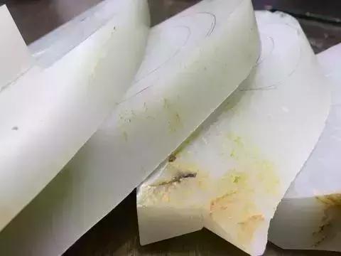 冰黄翡翠手镯原石切法,糯冰种翡翠手镯值钱吗-第16张图片-翡翠网 冰黄翡翠手镯原石切法,糯冰种翡翠手镯值钱吗-第16张图片-翡翠网