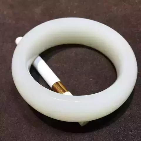 冰黄翡翠手镯原石切法,糯冰种翡翠手镯值钱吗-第21张图片-翡翠网 冰黄翡翠手镯原石切法,糯冰种翡翠手镯值钱吗-第21张图片-翡翠网