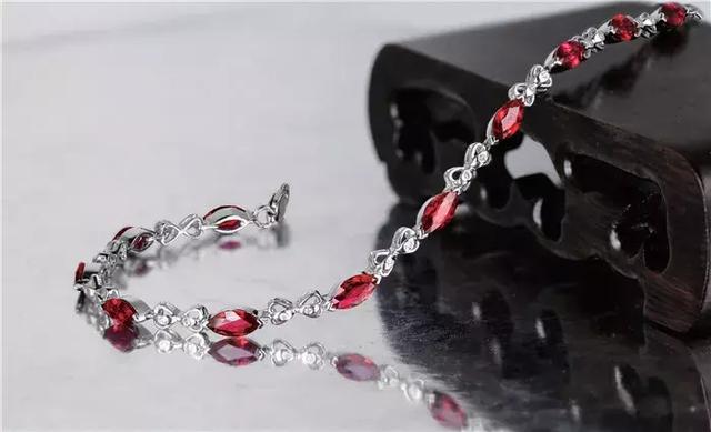 中国珠宝属于哪个档次,中国十大珠宝品牌排名-第2张图片-翡翠网 中国珠宝属于哪个档次,中国十大珠宝品牌排名-第2张图片-翡翠网