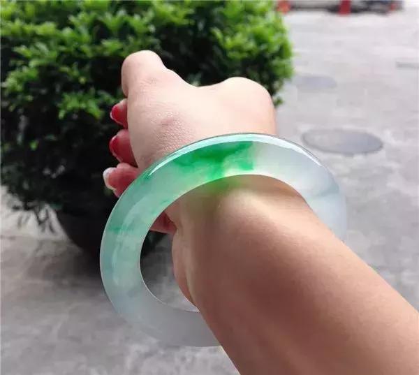 中国珠宝属于哪个档次,中国十大珠宝品牌排名-第6张图片-翡翠网 中国珠宝属于哪个档次,中国十大珠宝品牌排名-第6张图片-翡翠网