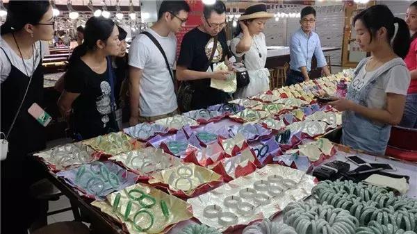 中国珠宝属于哪个档次,中国十大珠宝品牌排名-第8张图片-翡翠网 中国珠宝属于哪个档次,中国十大珠宝品牌排名-第8张图片-翡翠网