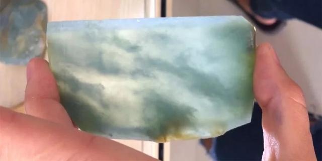 飘黑色翡翠原石切片图片,白色冰种玉石原石图片-第8张图片-翡翠网 飘黑色翡翠原石切片图片,白色冰种玉石原石图片-第8张图片-翡翠网