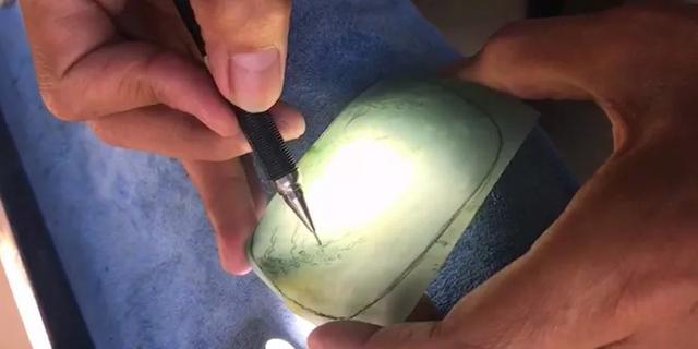 飘黑色翡翠原石切片图片,白色冰种玉石原石图片-第9张图片-翡翠网 飘黑色翡翠原石切片图片,白色冰种玉石原石图片-第9张图片-翡翠网