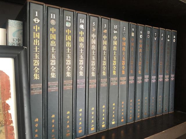 古懂翡翠古玉知识书免费下裁,和田玉有墨玉吗-第1张图片-翡翠网 古懂翡翠古玉知识书免费下裁,和田玉有墨玉吗-第1张图片-翡翠网