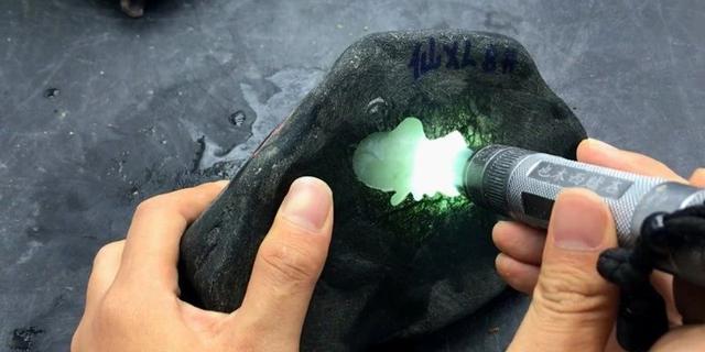 翡翠原石直播间的套路,翡翠原石适合做什么-第4张图片-翡翠网 翡翠原石直播间的套路,翡翠原石适合做什么-第4张图片-翡翠网