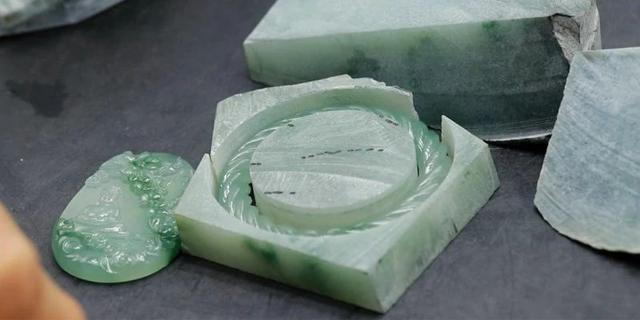 翡翠原石直播间的套路,翡翠原石适合做什么-第12张图片-翡翠网 翡翠原石直播间的套路,翡翠原石适合做什么-第12张图片-翡翠网