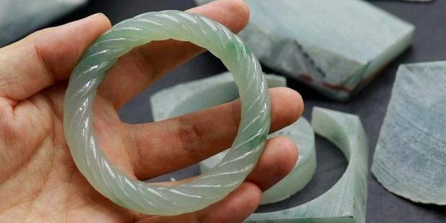 翡翠原石直播间的套路,翡翠原石适合做什么-第13张图片-翡翠网 翡翠原石直播间的套路,翡翠原石适合做什么-第13张图片-翡翠网