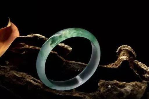 翡翠摆件多采用的工艺有雕翡翠工艺品知识-第1张图片-翡翠网 翡翠摆件多采用的工艺有雕翡翠工艺品知识-第1张图片-翡翠网