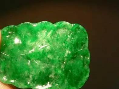 翡翠摆件多采用的工艺有雕翡翠工艺品知识-第8张图片-翡翠网 翡翠摆件多采用的工艺有雕翡翠工艺品知识-第8张图片-翡翠网