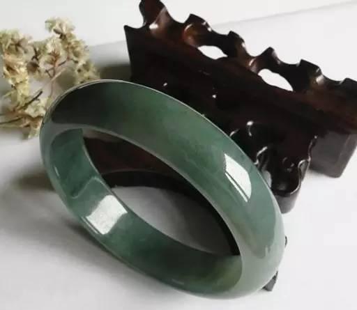 翡翠摆件多采用的工艺有雕翡翠工艺品知识-第13张图片-翡翠网 翡翠摆件多采用的工艺有雕翡翠工艺品知识-第13张图片-翡翠网