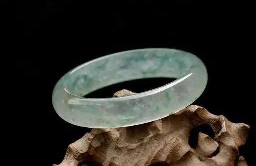 翡翠摆件多采用的工艺有雕翡翠工艺品知识-第22张图片-翡翠网 翡翠摆件多采用的工艺有雕翡翠工艺品知识-第22张图片-翡翠网