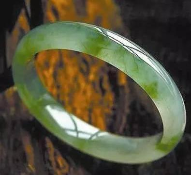 翡翠摆件多采用的工艺有雕翡翠工艺品知识-第23张图片-翡翠网 翡翠摆件多采用的工艺有雕翡翠工艺品知识-第23张图片-翡翠网