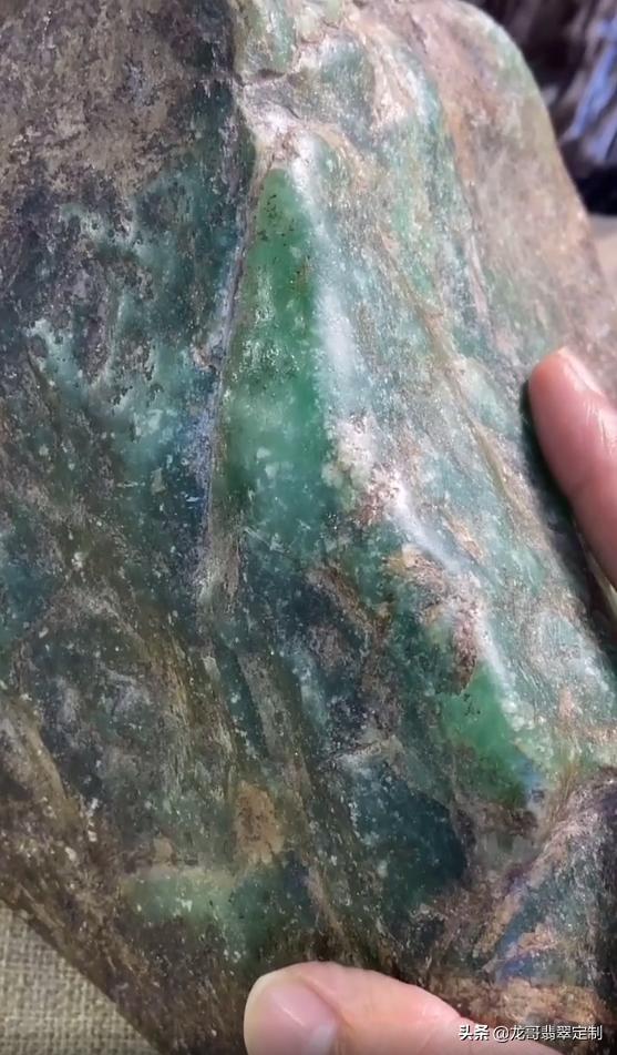 翡翠原石在水里怎么选,大马坎水石原石的特点-第1张图片-翡翠网 翡翠原石在水里怎么选,大马坎水石原石的特点-第1张图片-翡翠网