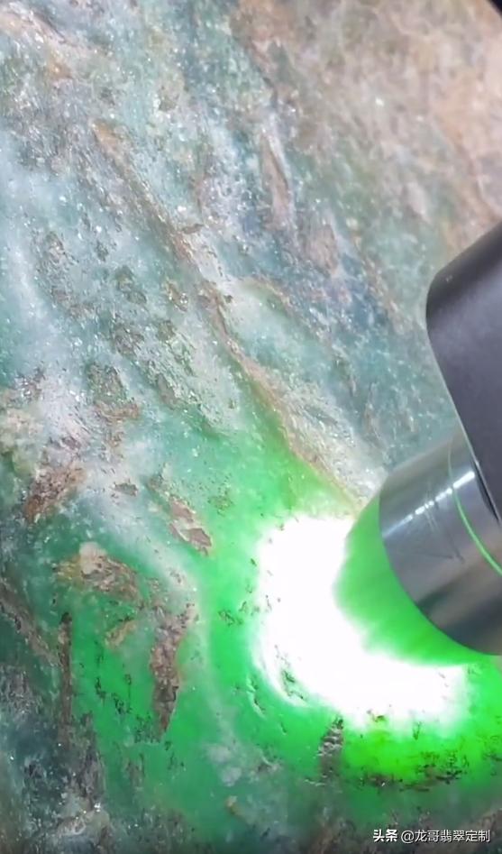 翡翠原石在水里怎么选,大马坎水石原石的特点-第2张图片-翡翠网 翡翠原石在水里怎么选,大马坎水石原石的特点-第2张图片-翡翠网