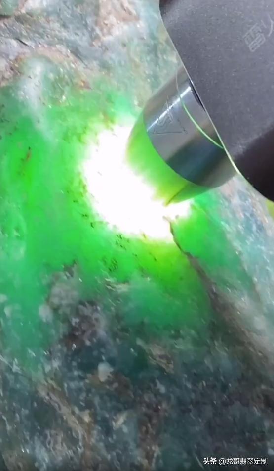 翡翠原石在水里怎么选,大马坎水石原石的特点-第3张图片-翡翠网 翡翠原石在水里怎么选,大马坎水石原石的特点-第3张图片-翡翠网