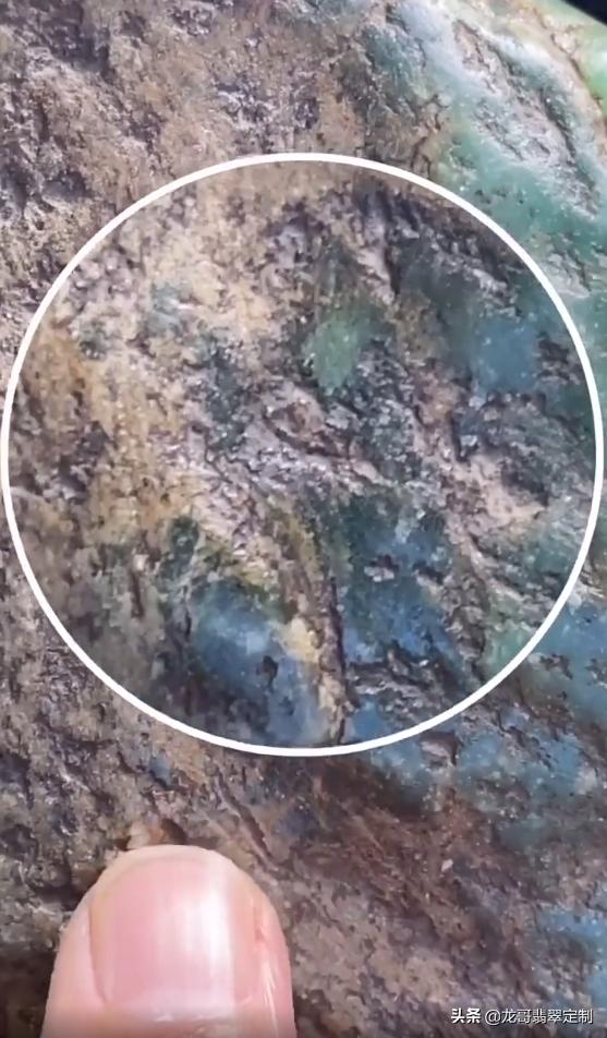 翡翠原石在水里怎么选,大马坎水石原石的特点-第4张图片-翡翠网 翡翠原石在水里怎么选,大马坎水石原石的特点-第4张图片-翡翠网