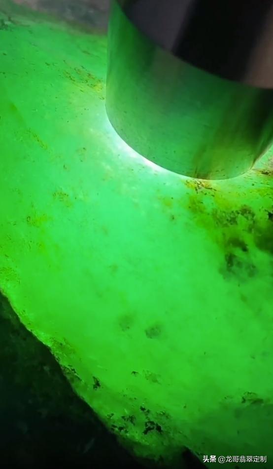 翡翠原石在水里怎么选,大马坎水石原石的特点-第5张图片-翡翠网 翡翠原石在水里怎么选,大马坎水石原石的特点-第5张图片-翡翠网