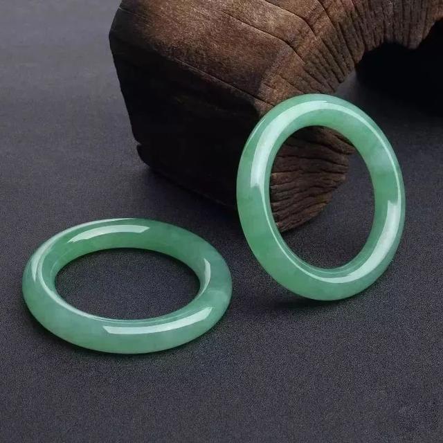 关于翡翠手镯图片大全大图的信息-第13张图片-翡翠网 关于翡翠手镯图片大全大图的信息-第13张图片-翡翠网