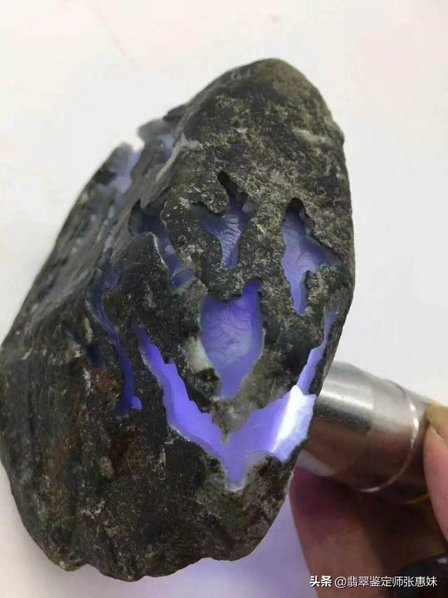 翡翠原石蟒带,翡翠原石蟒带表现图-第2张图片-翡翠网 翡翠原石蟒带,翡翠原石蟒带表现图-第2张图片-翡翠网