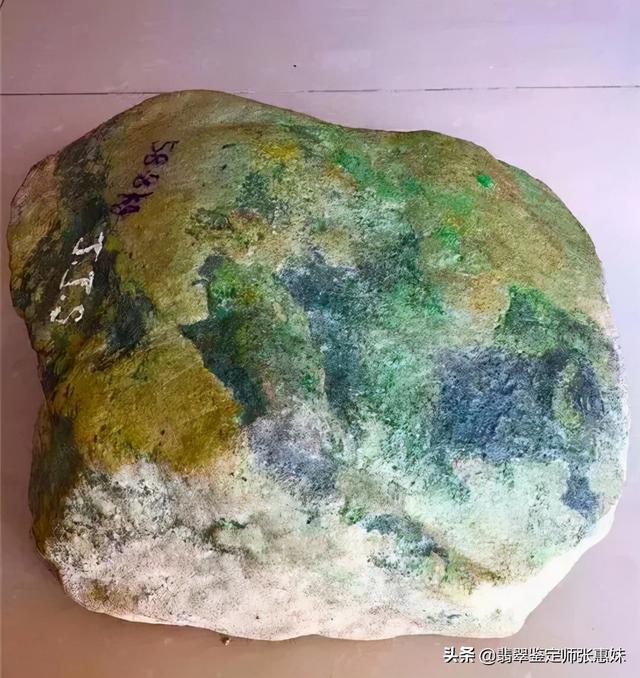 翡翠原石蟒带,翡翠原石蟒带表现图-第10张图片-翡翠网 翡翠原石蟒带,翡翠原石蟒带表现图-第10张图片-翡翠网