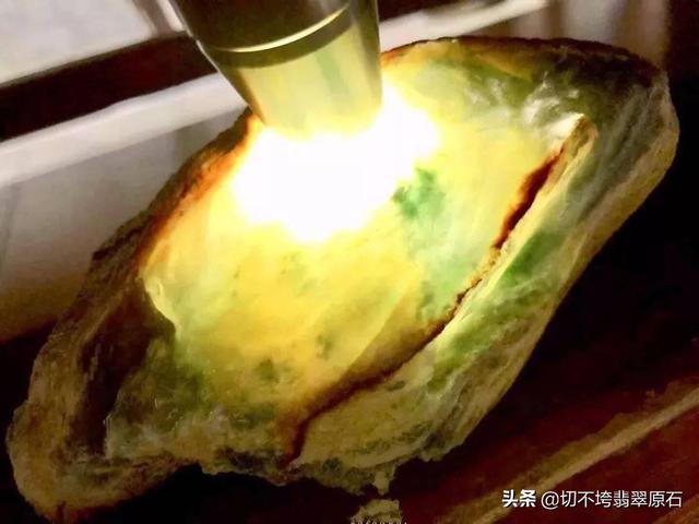 玉石原石放在家里风水,翡翠原石摆件-第9张图片-翡翠网 玉石原石放在家里风水,翡翠原石摆件-第9张图片-翡翠网