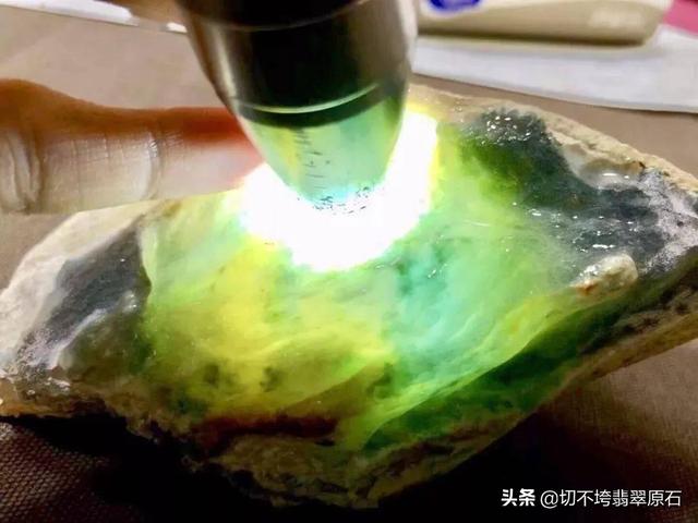 玉石原石放在家里风水,翡翠原石摆件-第10张图片-翡翠网 玉石原石放在家里风水,翡翠原石摆件-第10张图片-翡翠网