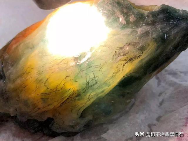 玉石原石放在家里风水,翡翠原石摆件-第12张图片-翡翠网 玉石原石放在家里风水,翡翠原石摆件-第12张图片-翡翠网