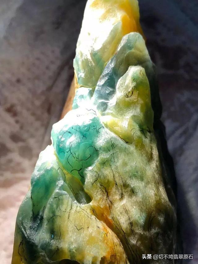 玉石原石放在家里风水,翡翠原石摆件-第13张图片-翡翠网 玉石原石放在家里风水,翡翠原石摆件-第13张图片-翡翠网