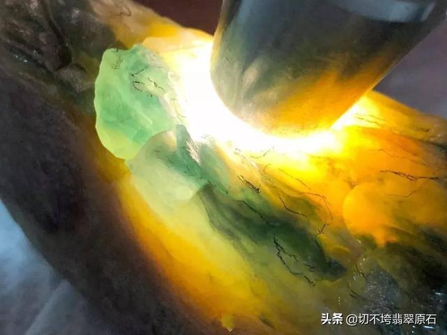 玉石原石放在家里风水,翡翠原石摆件-第14张图片-翡翠网 玉石原石放在家里风水,翡翠原石摆件-第14张图片-翡翠网