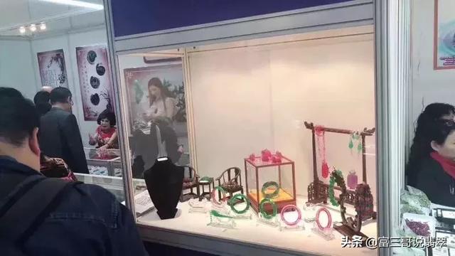 玻璃手镯和玉手镯的区别,玻璃翡翠手镯价格-第4张图片-翡翠网 玻璃手镯和玉手镯的区别,玻璃翡翠手镯价格-第4张图片-翡翠网