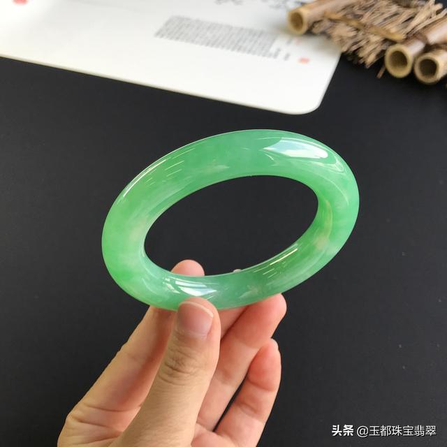 墨绿色翡翠手镯绿底圆条翡翠手镯-第3张图片-翡翠网 墨绿色翡翠手镯绿底圆条翡翠手镯-第3张图片-翡翠网