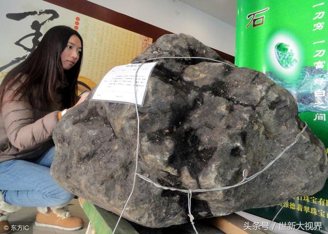 赌石现场切开翡翠原石翡翠毛料会作假吗-第1张图片-翡翠网 赌石现场切开翡翠原石翡翠毛料会作假吗-第1张图片-翡翠网