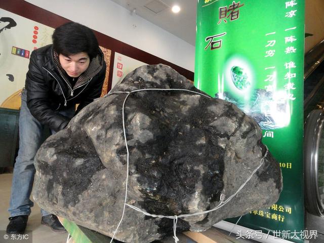 赌石现场切开翡翠原石翡翠毛料会作假吗-第2张图片-翡翠网 赌石现场切开翡翠原石翡翠毛料会作假吗-第2张图片-翡翠网