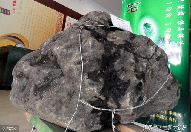 赌石现场切开翡翠原石翡翠毛料会作假吗-第3张图片-翡翠网 赌石现场切开翡翠原石翡翠毛料会作假吗-第3张图片-翡翠网