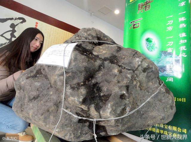 赌石现场切开翡翠原石翡翠毛料会作假吗-第4张图片-翡翠网 赌石现场切开翡翠原石翡翠毛料会作假吗-第4张图片-翡翠网