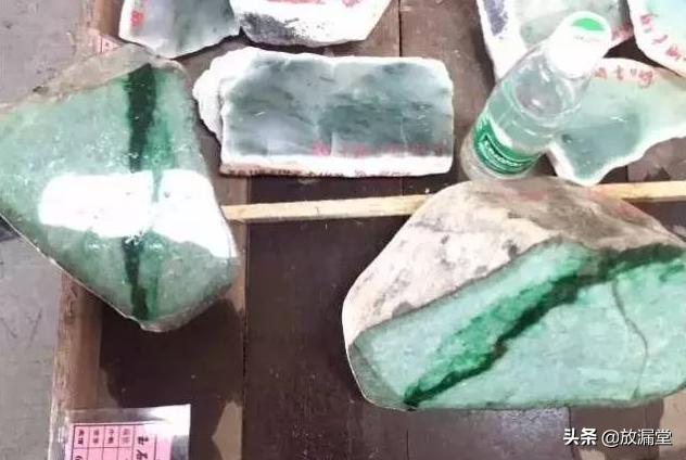 关于白山正阳绿翡翠原石的信息-第1张图片-翡翠网 关于白山正阳绿翡翠原石的信息-第1张图片-翡翠网