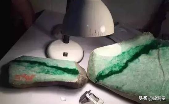 关于白山正阳绿翡翠原石的信息-第2张图片-翡翠网 关于白山正阳绿翡翠原石的信息-第2张图片-翡翠网