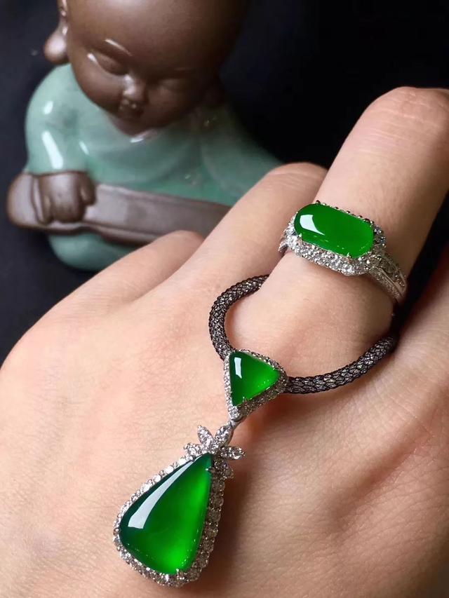 黄绿翡翠价格翡翠紫绿黄三色怎么叫-第1张图片-翡翠网 黄绿翡翠价格翡翠紫绿黄三色怎么叫-第1张图片-翡翠网