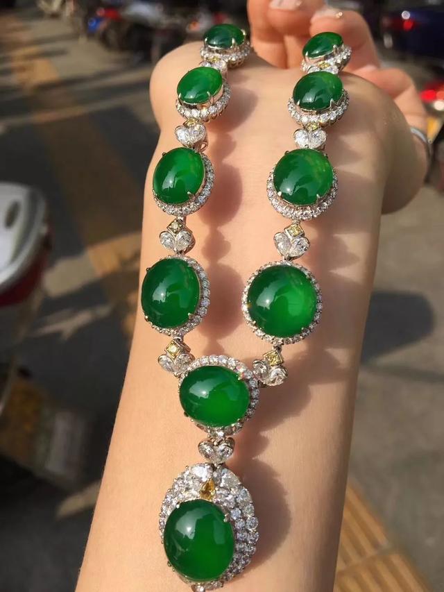 黄绿翡翠价格翡翠紫绿黄三色怎么叫-第3张图片-翡翠网 黄绿翡翠价格翡翠紫绿黄三色怎么叫-第3张图片-翡翠网