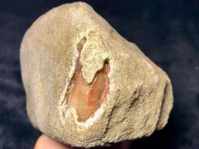 红雾大码砍翡翠原石,大马坎糯种有价值吗-第2张图片-翡翠网 红雾大码砍翡翠原石,大马坎糯种有价值吗-第2张图片-翡翠网