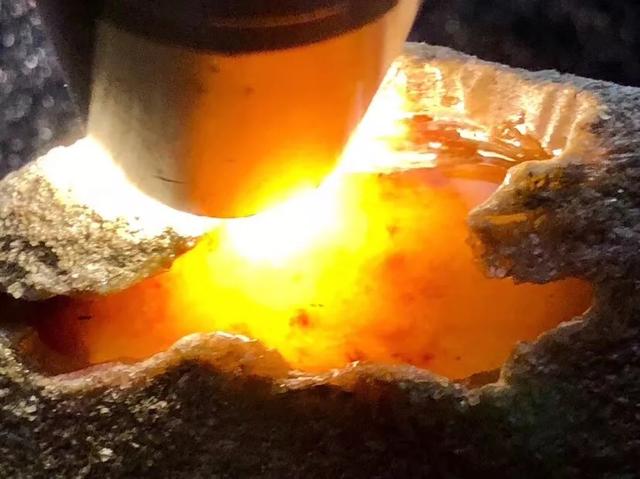 红雾大码砍翡翠原石,大马坎糯种有价值吗-第4张图片-翡翠网 红雾大码砍翡翠原石,大马坎糯种有价值吗-第4张图片-翡翠网