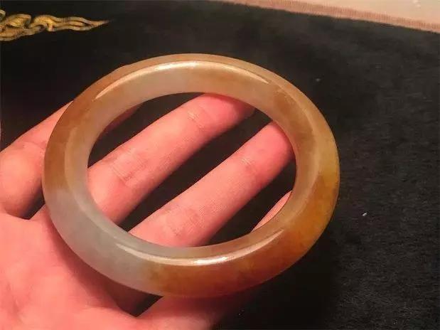 红雾大码砍翡翠原石,大马坎糯种有价值吗-第5张图片-翡翠网 红雾大码砍翡翠原石,大马坎糯种有价值吗-第5张图片-翡翠网